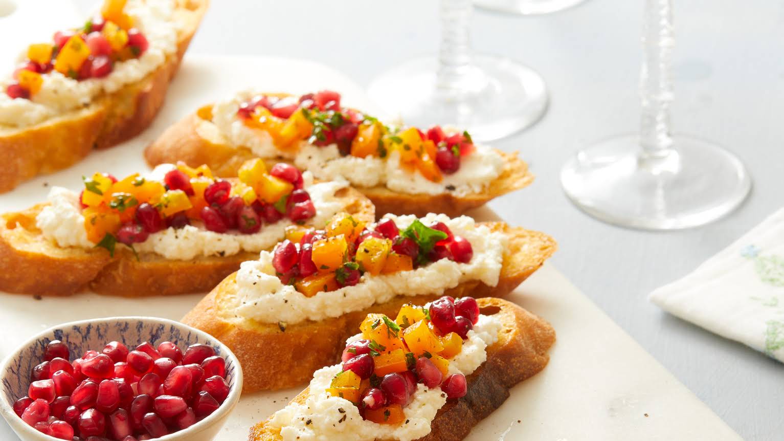 avocado-pomegranate-crostini-recipe