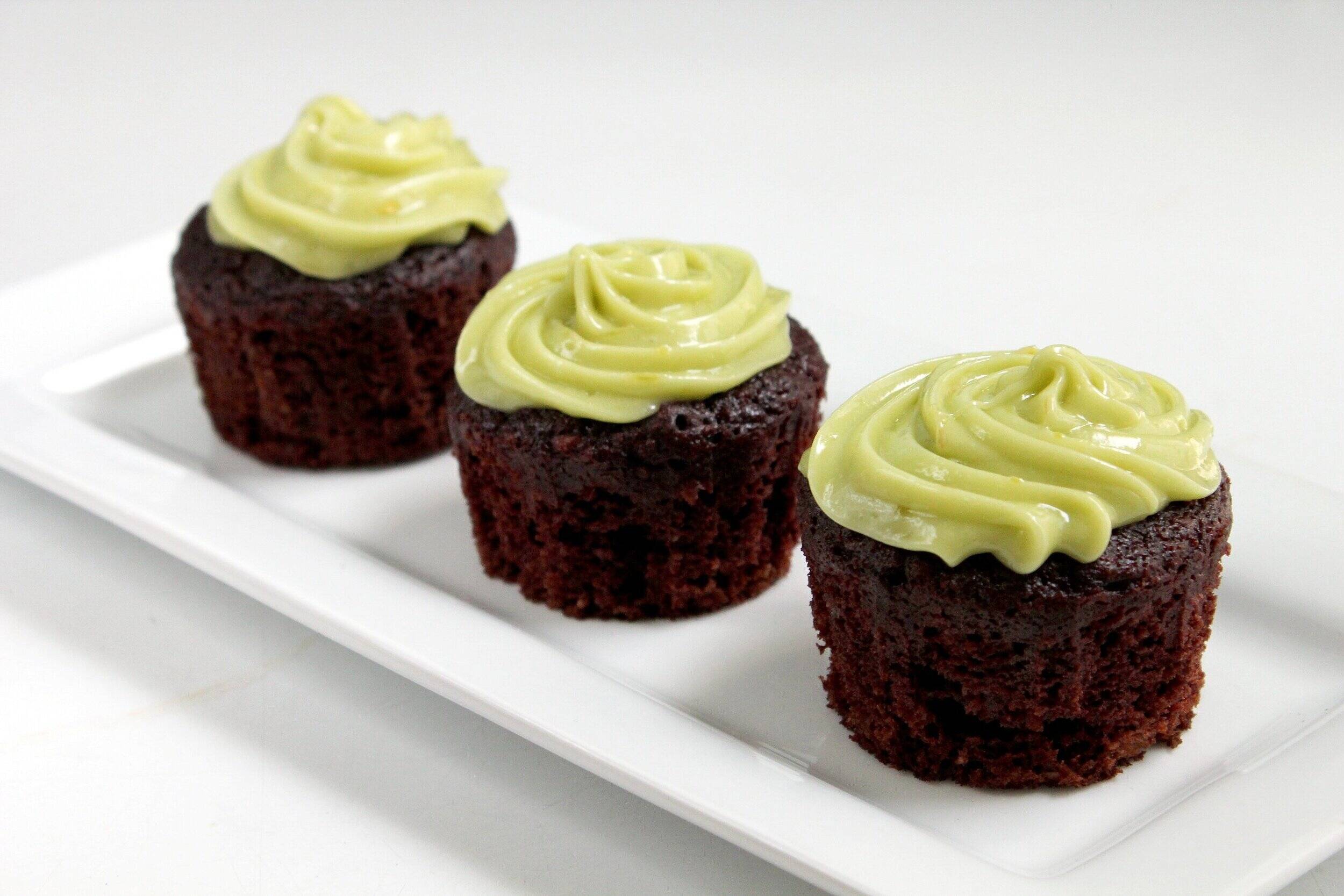 chocolate-cupcakes-with-avocado-icing