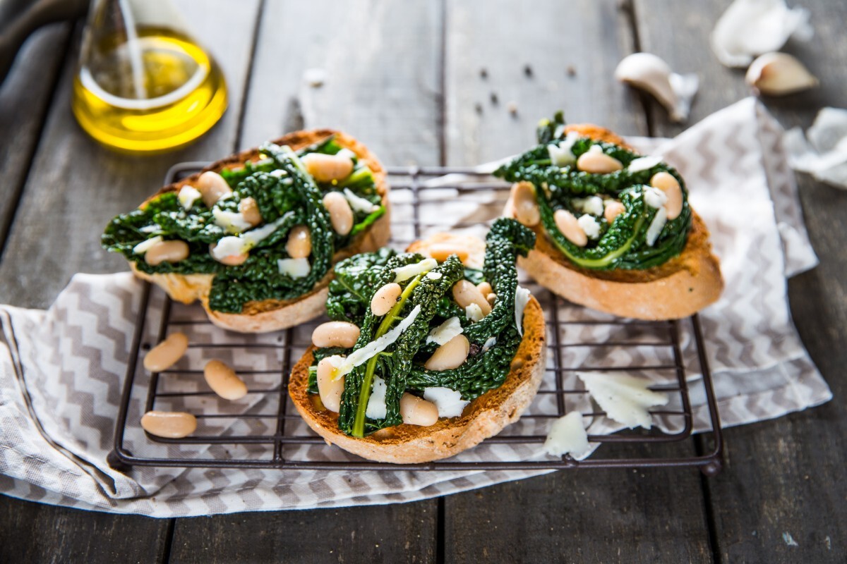 kale-and-white-bean-crostini-recipe