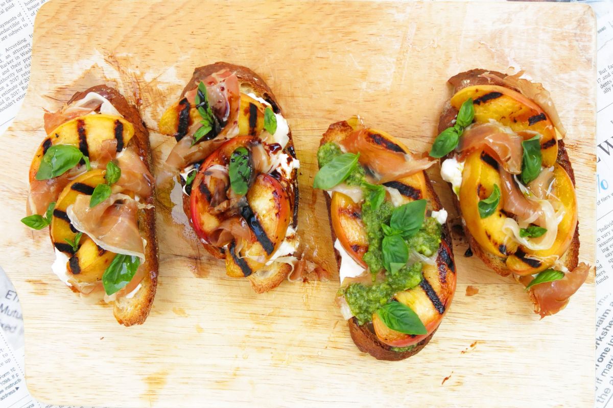 peach-pesto-crostini-recipe