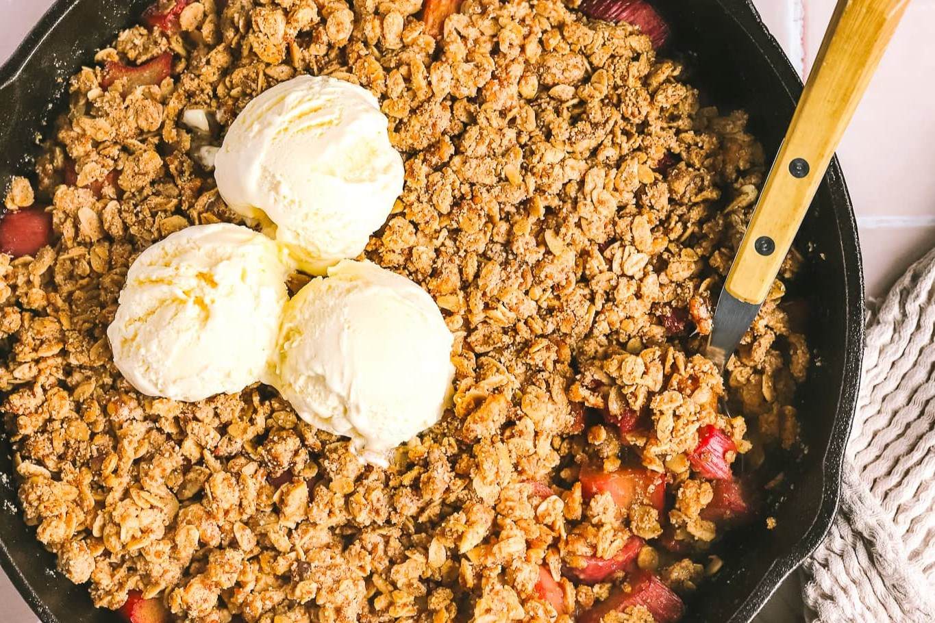 rhubarb-crisp-delight