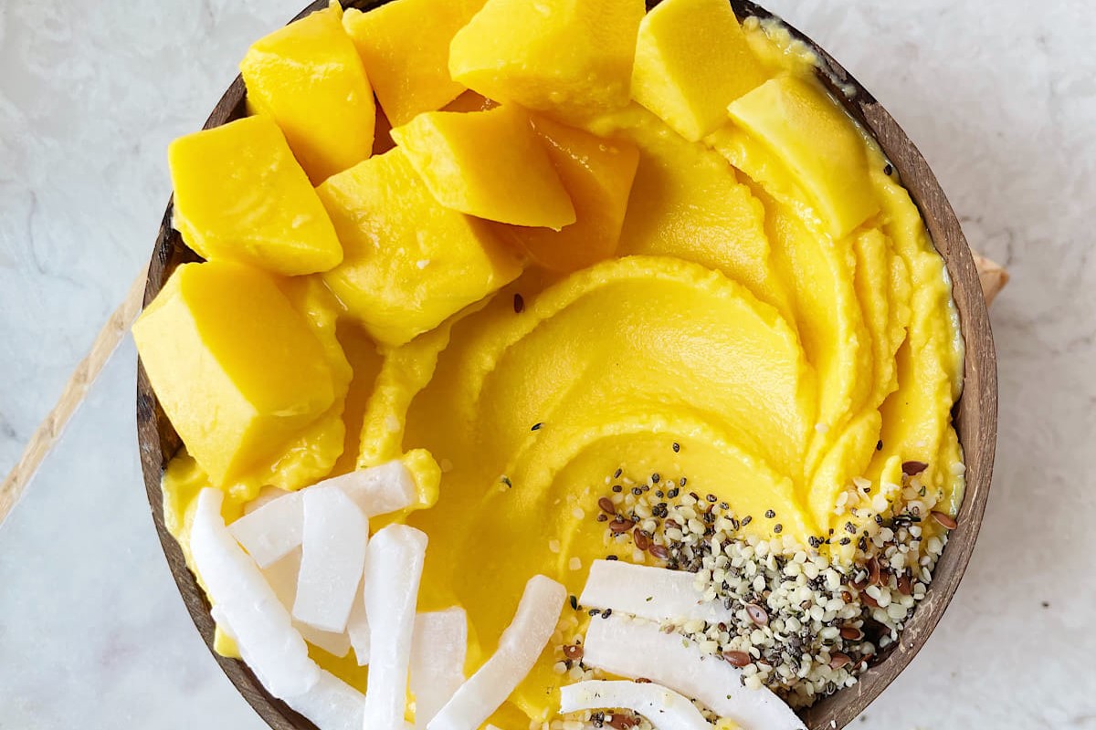 Coconut Mango Smoothie Bowl Recipe | LynneCurry