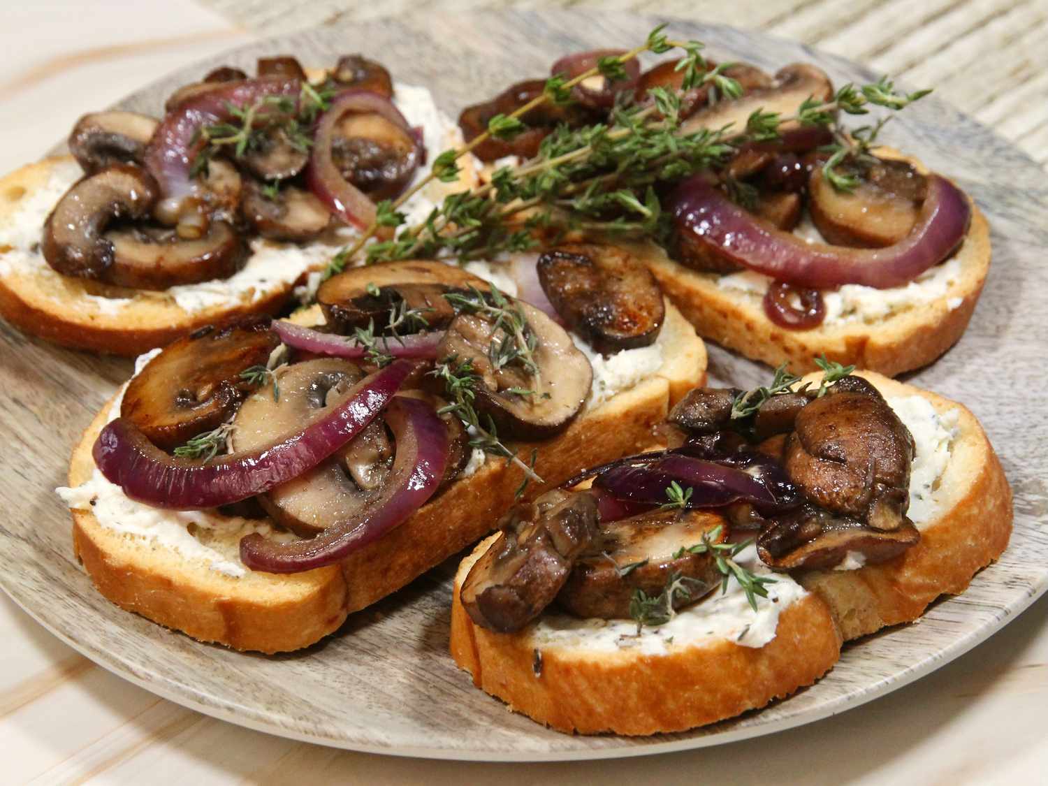 mushroom-thyme-crostini-recipe