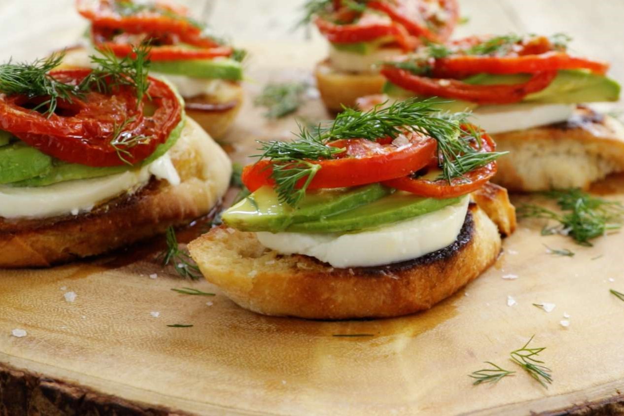 Avocado Tomato Crostini Recipe | LynneCurry