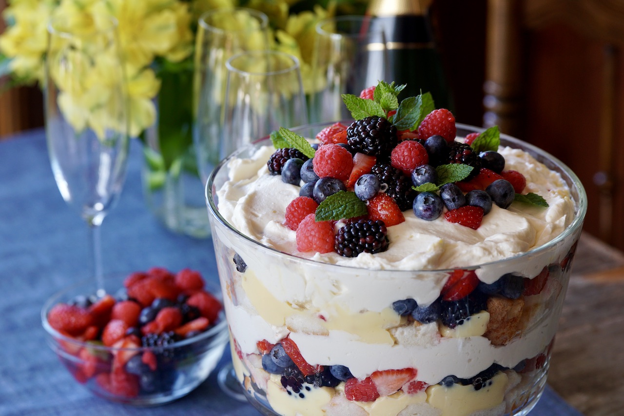 berry-yogurt-trifle-recipe