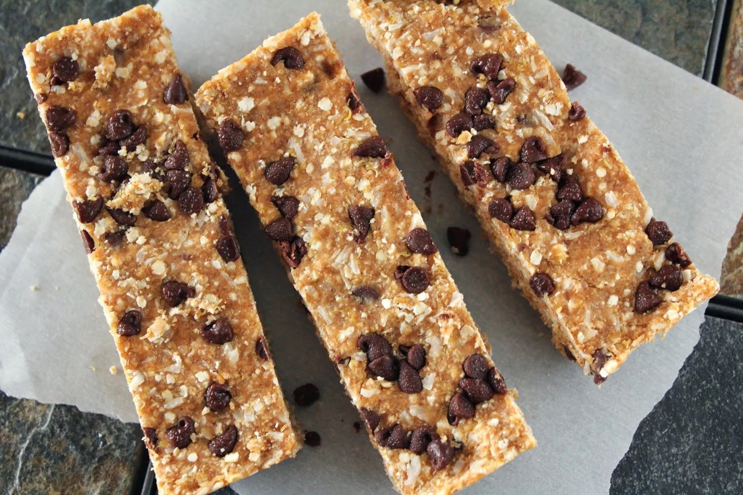 chocolate-chip-quinoa-granola-bars-recipe