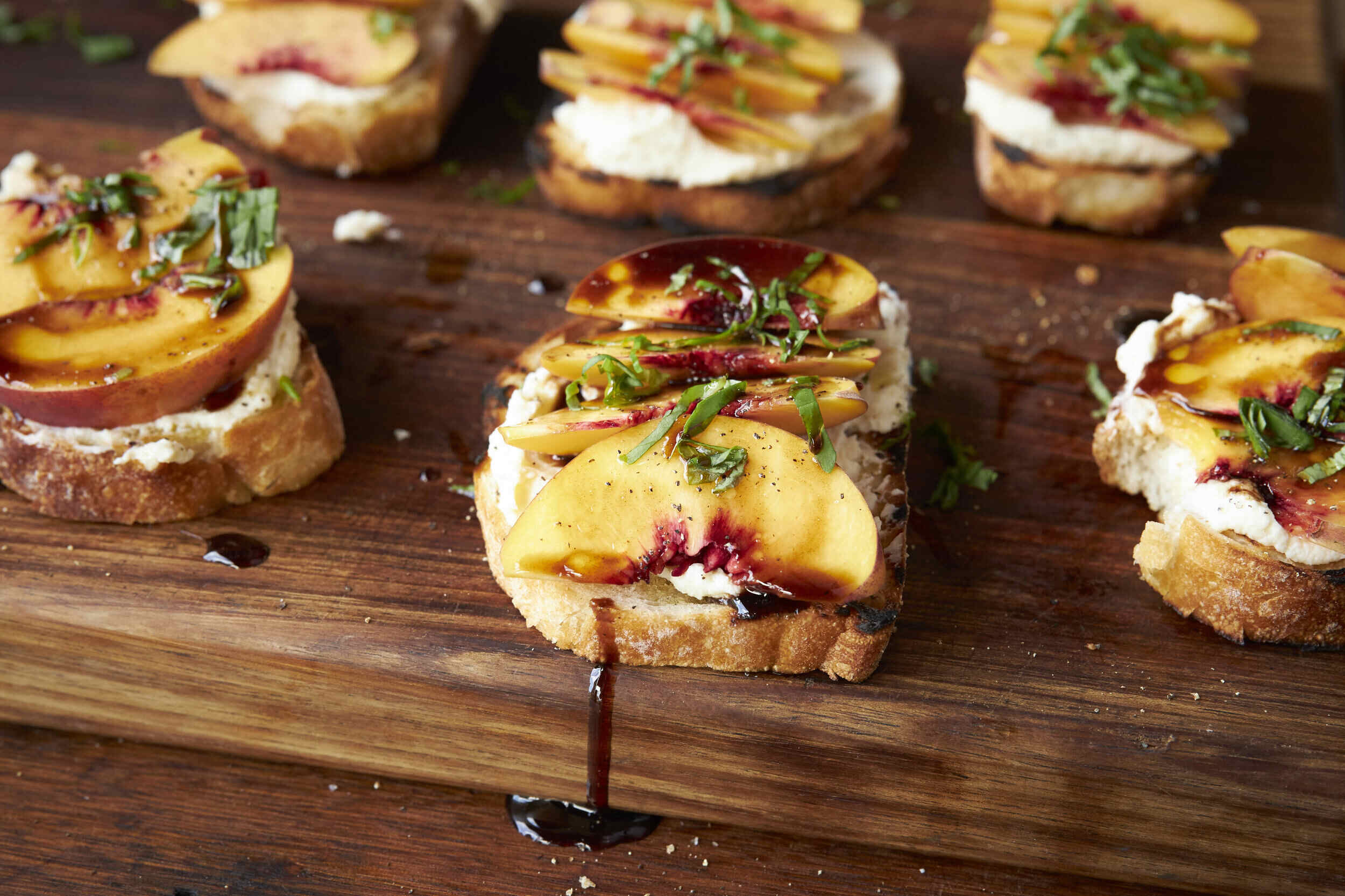 peach-prosciutto-crostini-recipe