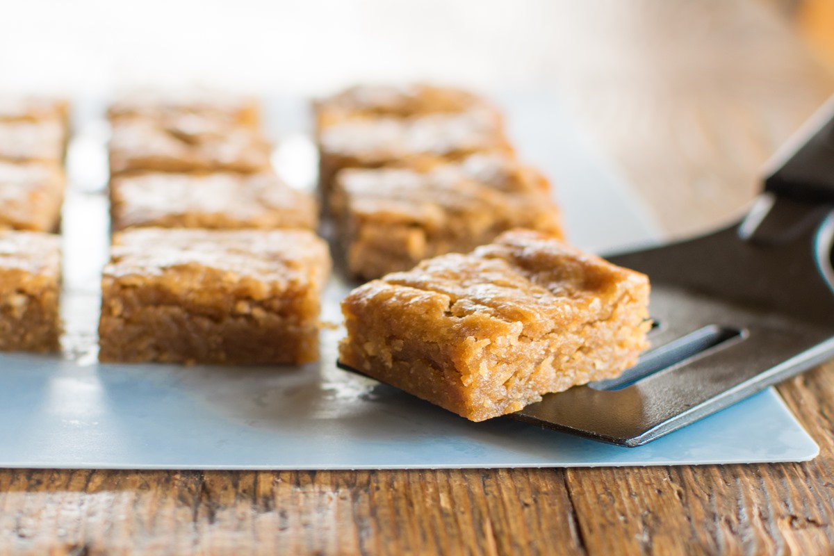 peanut-butter-blondies-recipe