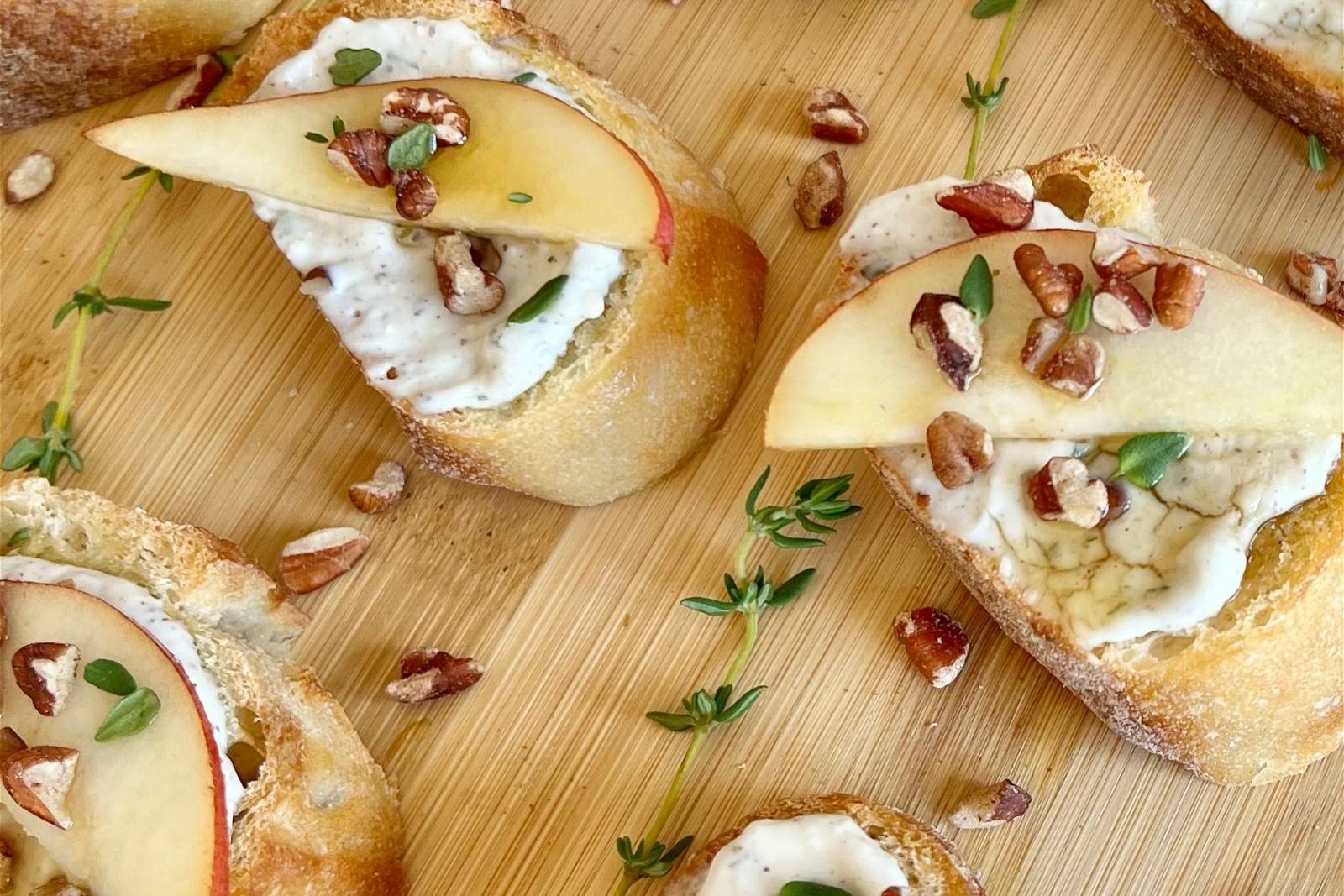 Pear Blue Cheese Crostini Recipe | LynneCurry