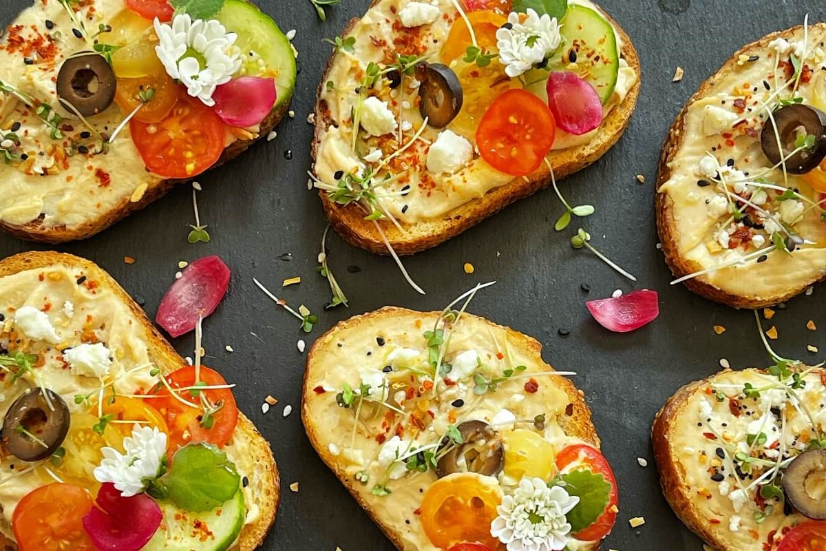 roasted-red-pepper-hummus-crostini-recipe