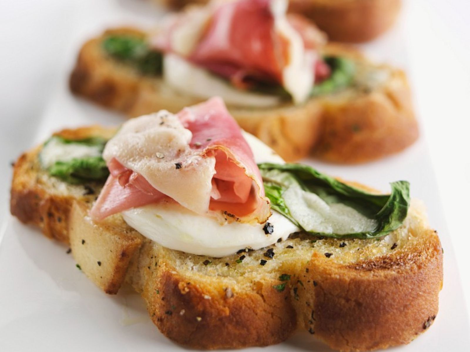 bruschetta-mozzarella-basil-recipe