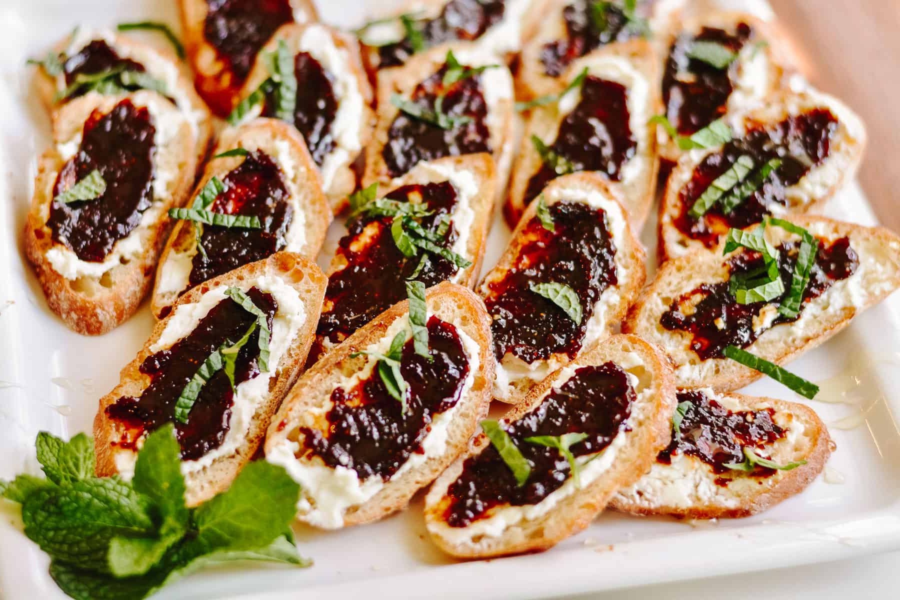 fig-goat-cheese-crostini-recipe