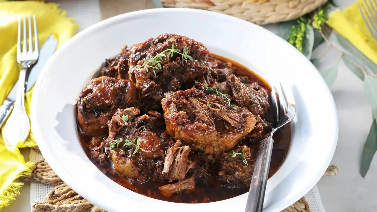 braised-oxtails-in-red-wine-sauce-recipe